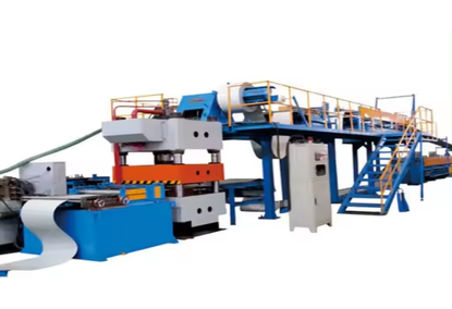 Production line of intermittent sandwich panels made of PU