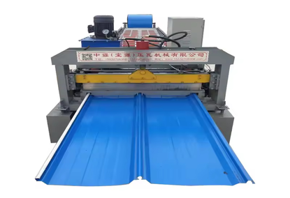 Machine for forming roof panels with a seam connection