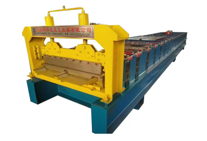 Machine for forming roof panels with a seam connection