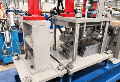 Machine for forming steel frames, roof trusses, plates and nails Machine for forming steel frames, roof trusses, plates and nails