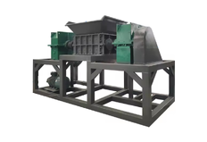 Two-shaft shredder for recycling plastic bottles