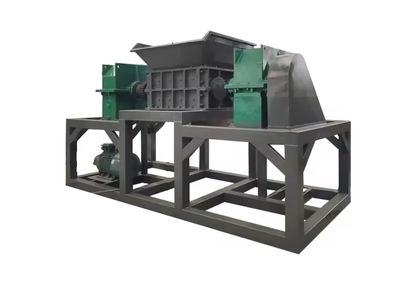 Two-shaft shredder for recycling plastic bottles