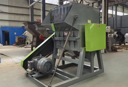 Two-shaft shredder for crushing and crushing bags