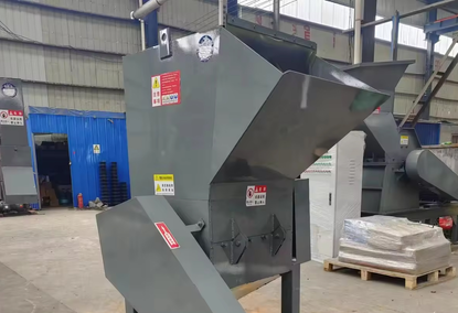 Two-shaft shredder for crushing and crushing bags