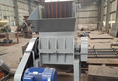 Two-shaft shredder for crushing and crushing bags