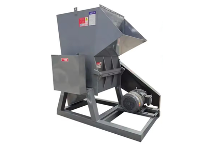 Two-shaft shredder for crushing and crushing bags