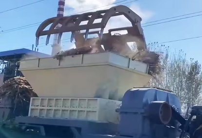 Two-shaft shredder for recycling car bodies and metal