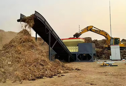Two-shaft shredder for recycling car bodies and metal