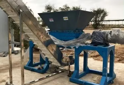 Two-shaft shredder for recycling car bodies and metal