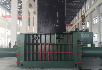 Horizontal hydraulic press for compressing metal residues