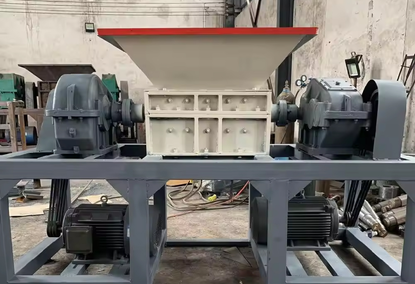 Two-shaft shredder for recycling glass bottles and waste Two-shaft shredder for recycling glass bottles and waste