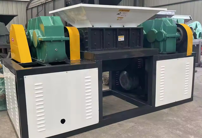 Two-shaft shredder for recycling glass bottles and waste Two-shaft shredder for recycling glass bottles and waste