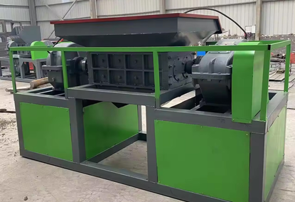 Two-shaft shredder for recycling glass bottles and waste Two-shaft shredder for recycling glass bottles and waste