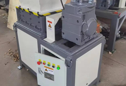 Two-shaft mini machine for crushing wood, biomass, textiles and glass Two-shaft mini machine for crushing wood, biomass, textiles and glass