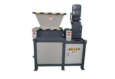 Two-shaft mini machine for crushing wood, biomass, textiles and glass