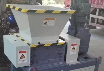 Two-shaft mini machine for crushing wood, biomass, textiles and glass Two-shaft mini machine for crushing wood, biomass, textiles and glass