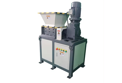Two-shaft mini machine for crushing wood, biomass, textiles and glass Two-shaft mini machine for crushing wood, biomass, textiles and glass