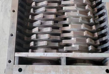 Two-shaft shredder for recycling tires, metal, glass, plastic, wood and paper Two-shaft shredder for recycling tires, metal, glass, plastic, wood and paper