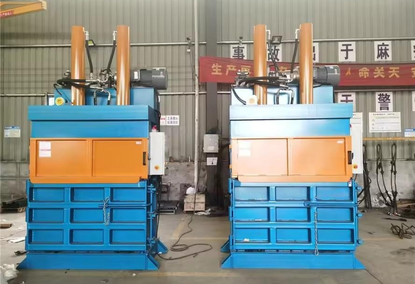Fully automatic horizontal press for packaging waste paper and cardboard Fully automatic horizontal press for packaging waste paper and cardboard