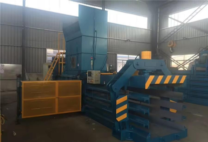 Fully automatic horizontal press for packaging waste paper and cardboard Fully automatic horizontal press for packaging waste paper and cardboard