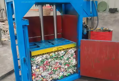 Hydraulic press for packaging waste paper and cardboard