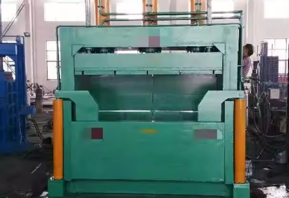 Vertical press for recycling waste paper Vertical press for recycling waste paper
