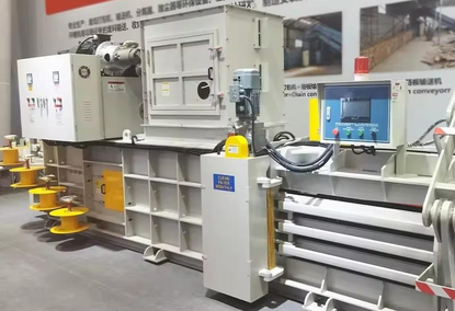 Hydraulic press for packaging waste paper and cardboard boxes Hydraulic press for packaging waste paper and cardboard boxes