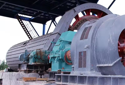 Ball mill for crushing ore