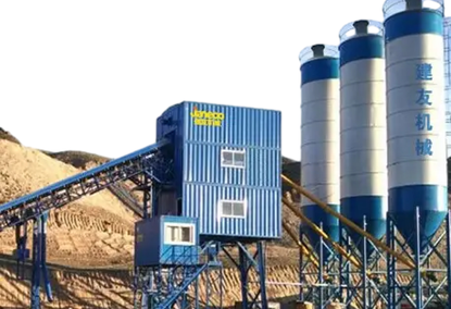 Asphalt mixing plant with bitumen tank