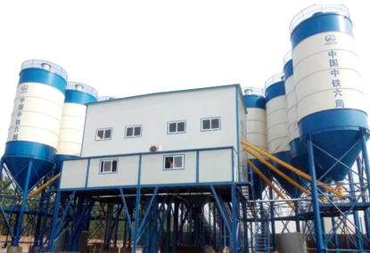 Asphalt mixing plant with bitumen tank