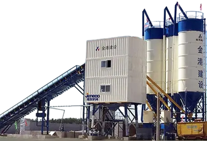 Asphalt mixing plant with bitumen tank