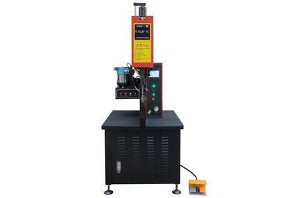 Riveting machine with hydraulic drive