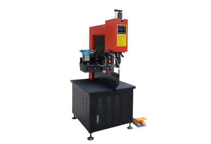 Riveting machine with hydraulic drive