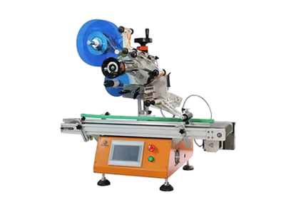 A machine for gluing labels on the upper surface A machine for gluing labels on the upper surface