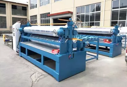 A machine for applying glue to plywood A machine for applying glue to plywood