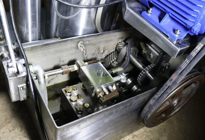 Hydraulic oil press for processing linseed oil, avocado and canola