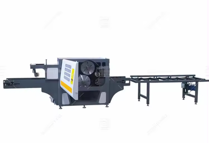 A machine with multiple saw blades for sawing logs