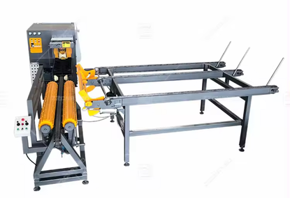 A machine with multiple saw blades for sawing logs